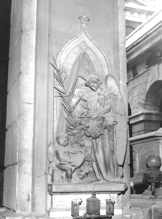 angelo con ghirlanda (monumento funebre, opera isolata) di De Barbieri Antonio (sec. XIX)