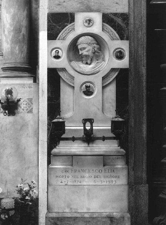 Cristo coronato di spine (monumento funebre, opera isolata) di Rigacci Ezio (sec. XX)