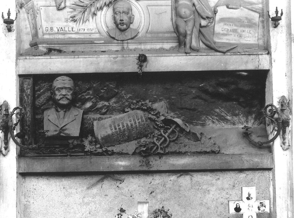 RITRATTO DI MEDICO (monumento funebre, opera isolata) di Paernio Demetrio (fine/inizio secc. XIX/ XX)