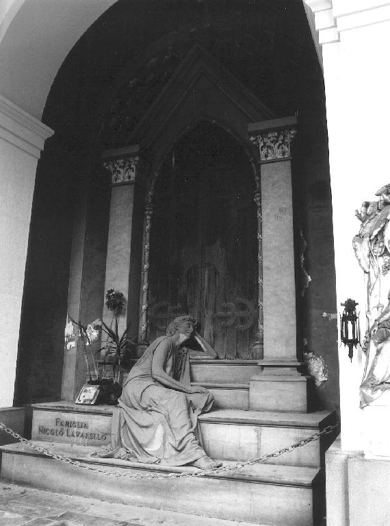 figura femminile dolente (monumento funebre, opera isolata) di Saccomanno Santo (sec. XIX)