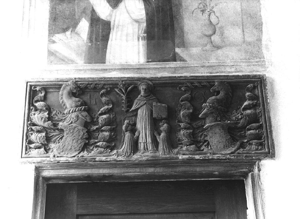 San Domenico con devoti (rilievo, opera isolata) di Bissoni Giovanni Battista (sec. XV)