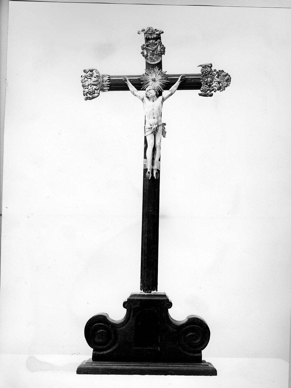motivi decorativi vegetali/ Cristo crocifisso trionfante (croce d'altare, opera isolata) - ambito italiano (sec. XIX)