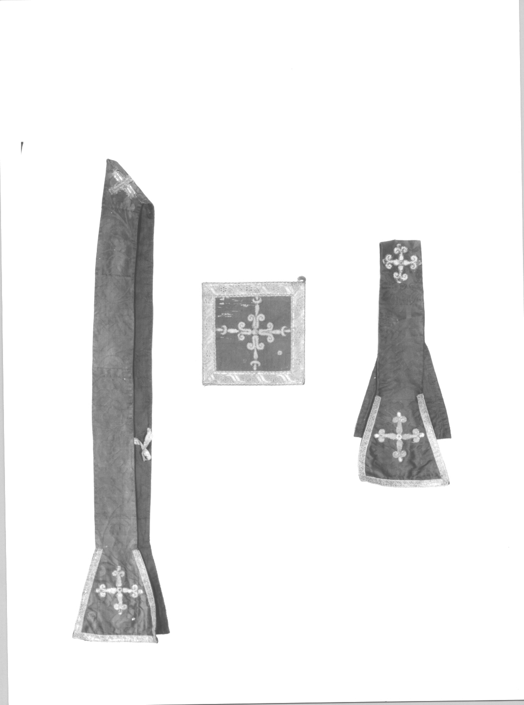 motivi decorativi vegetali stilizzati (paramento liturgico, insieme) - manifattura italiana (sec. XIX)