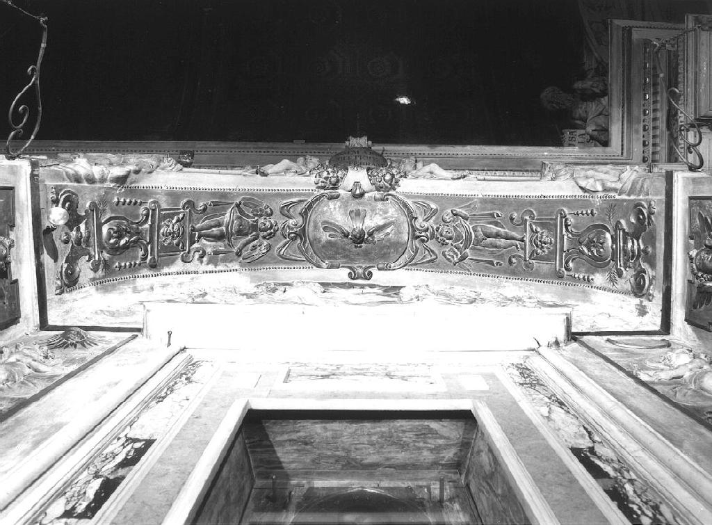 angeli reggiclipeo/ Colomba dello Spirito Santo (decorazione plastica) di Sparzo Marcello (attribuito) (inizio sec. XVII)