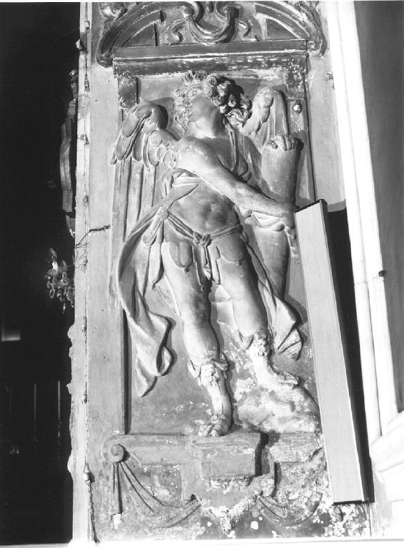 angelo con simbolo della passione: colonna (rilievo) di Sparzo Marcello (attribuito) (inizio sec. XVII)