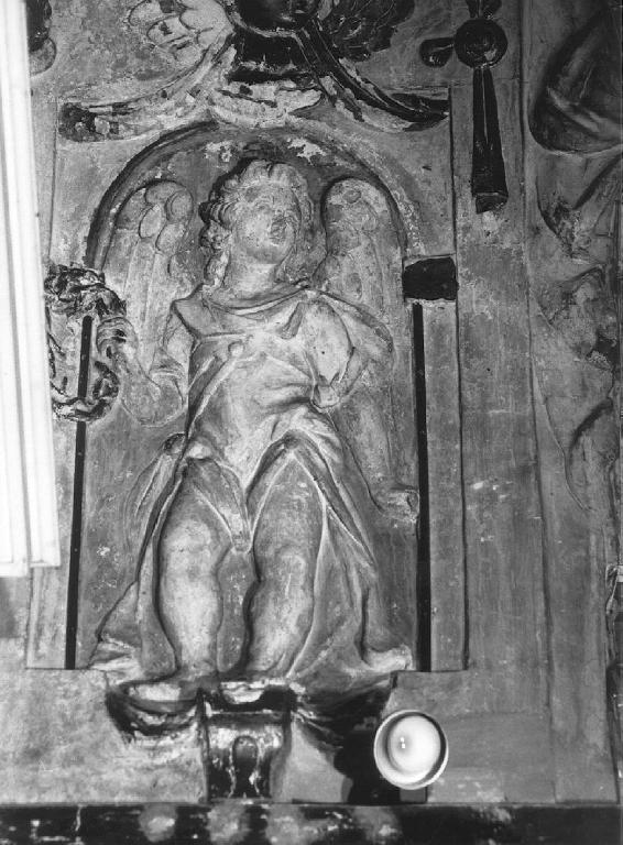 angelo con strumento della passione: corona di spine (rilievo) di Sparzo Marcello (attribuito) (inizio sec. XVII)