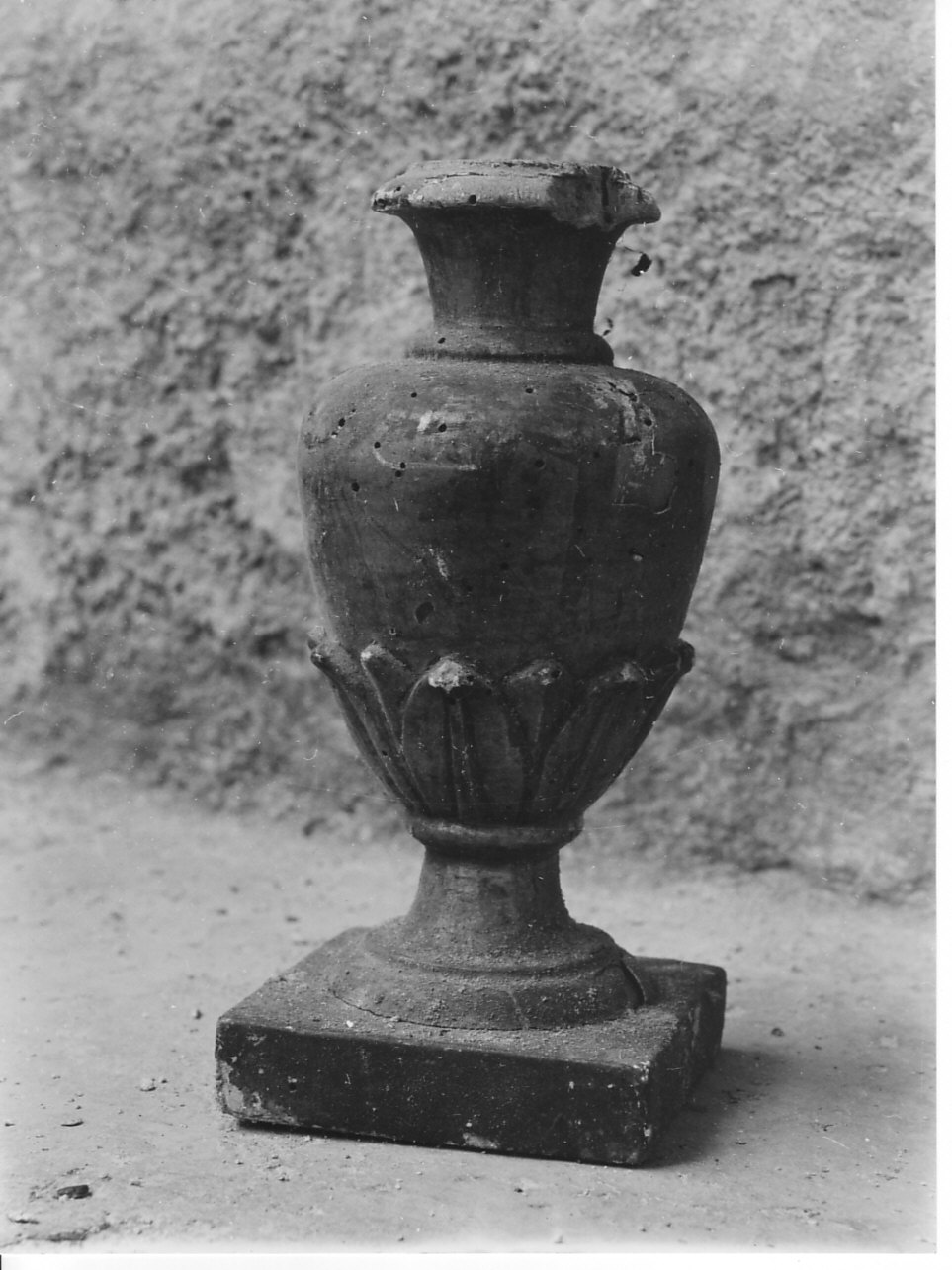 vaso d'altare con composizione floreale, serie - bottega ligure (sec. XIX)