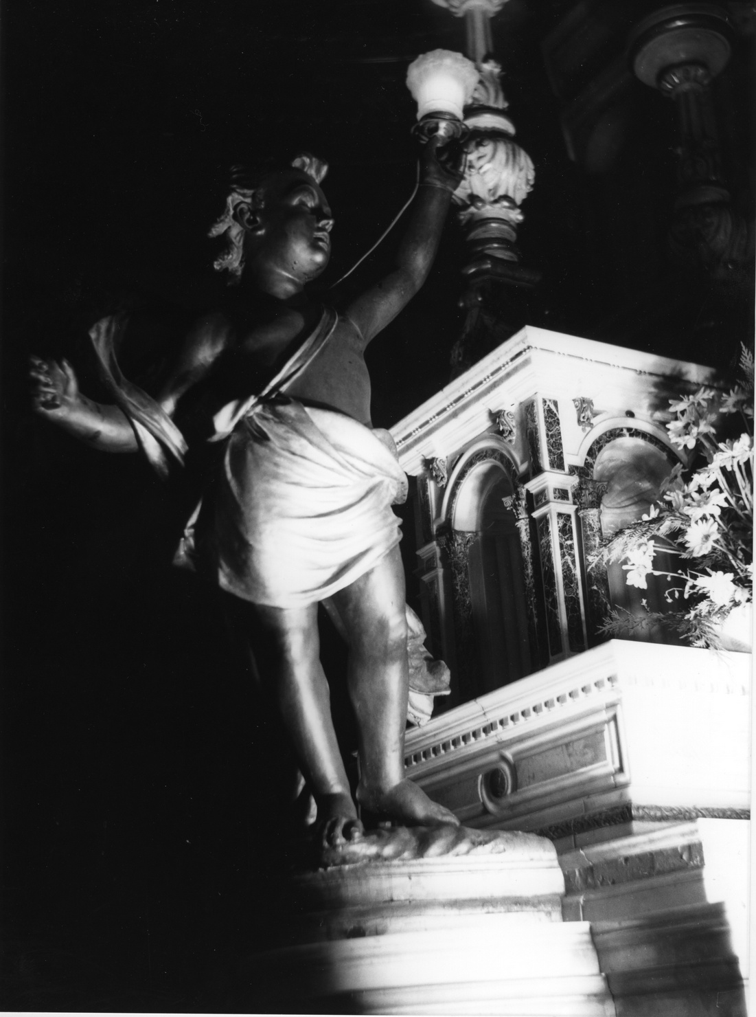 angelo reggilampada (scultura, opera isolata) - ambito italiano (fine/inizio secc. XIX/ XX)