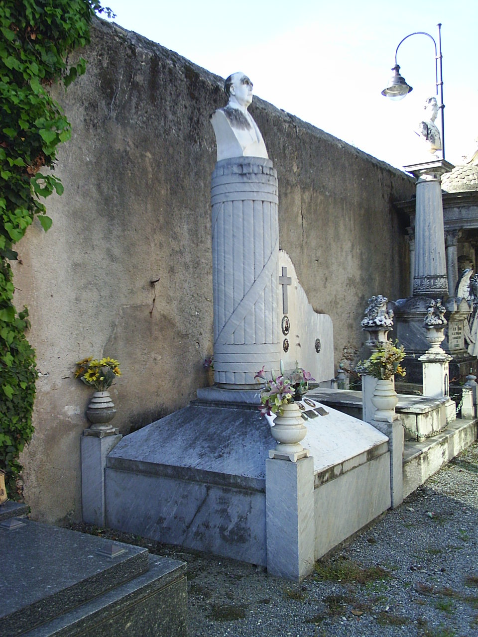ritratto d'uomo (monumento funebre - a colonna, opera isolata) di Zannoni A (bottega) (sec. XX)