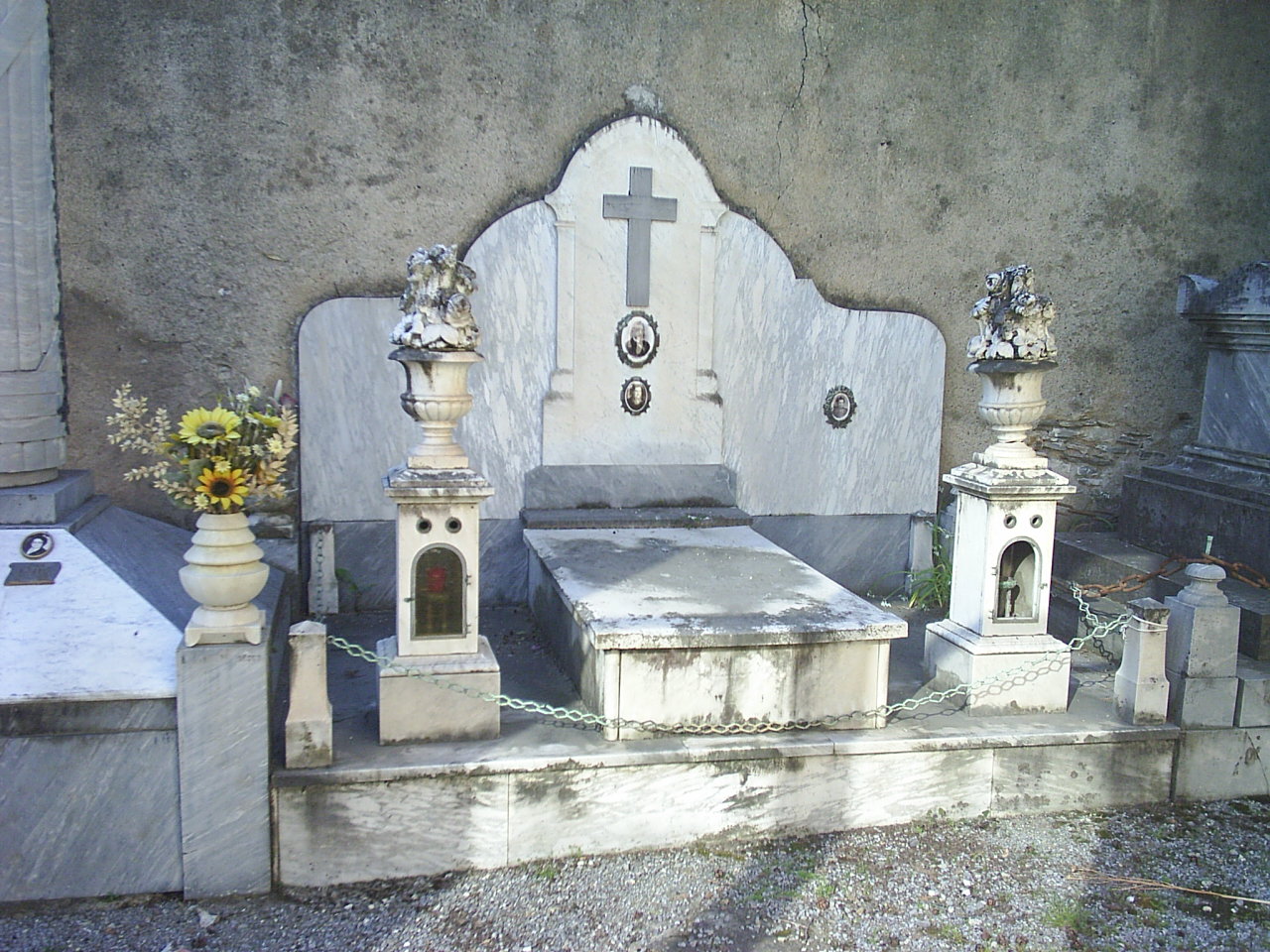 vaso con fiori (monumento funebre, opera isolata) - bottega italiana (sec. XX)