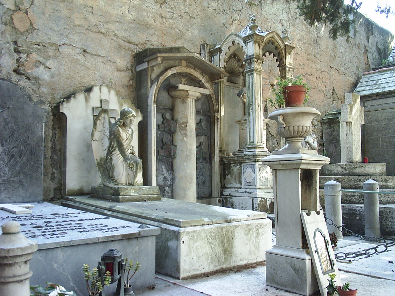 angelo spargente fiori (monumento funebre, opera isolata) di Canessa Achille (bottega) (sec. XX)