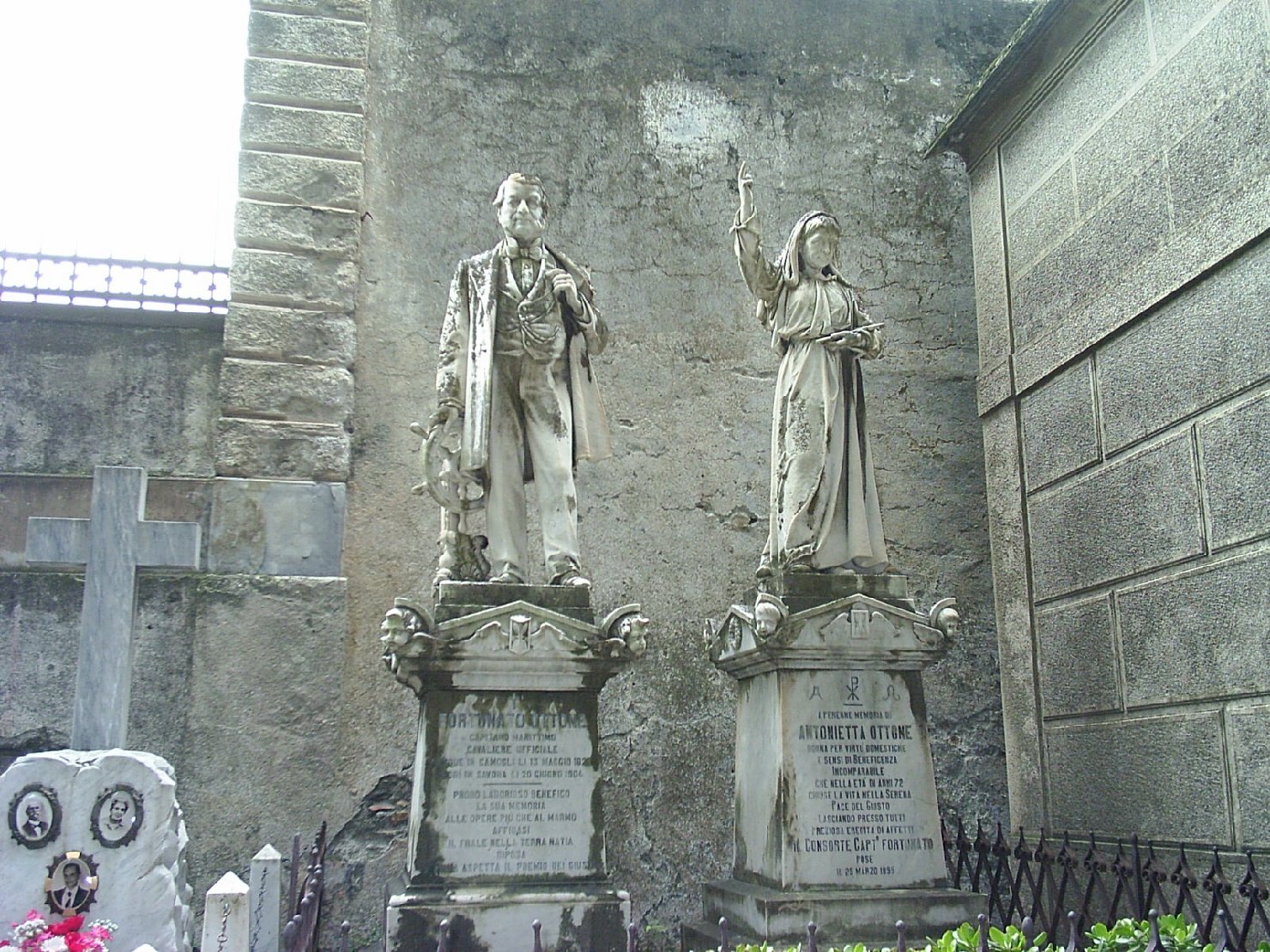ritratto d'uomo (monumento funebre, elemento d'insieme) - ambito ligure (sec. XX)