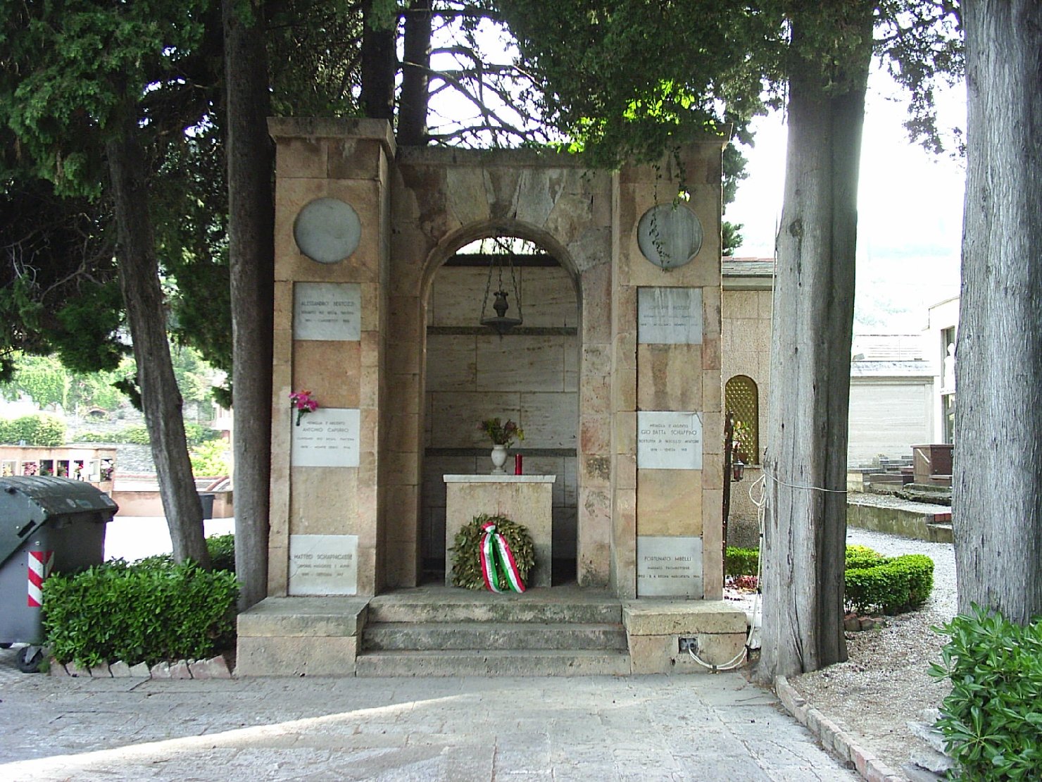 monumento funebre - a edicola centinata, opera isolata di Falconi Luigi (sec. XX)