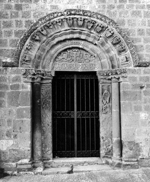 portale - ad arco - ambito laziale (secc. XII/ XIII)