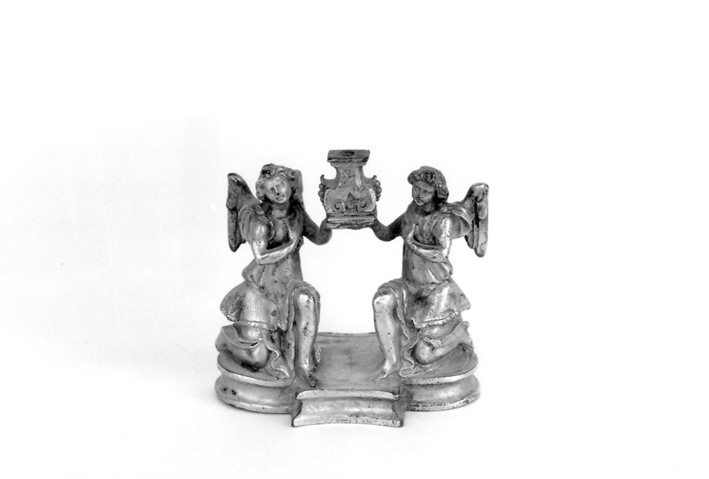 due angeli inginocchiati (candeliere (?)) - manifattura italiana (ultimo quarto sec. XVII)