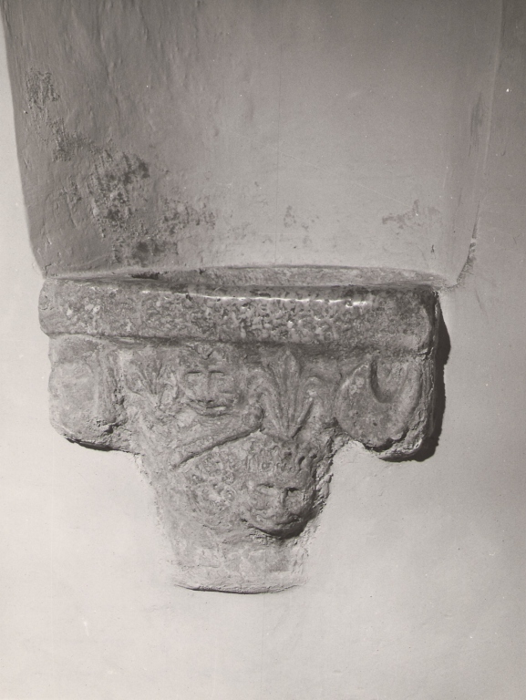 elementi decorativi antropomorfi e floreali (acquasantiera) - ambito Italia centrale (secc. XIII/ XIV)