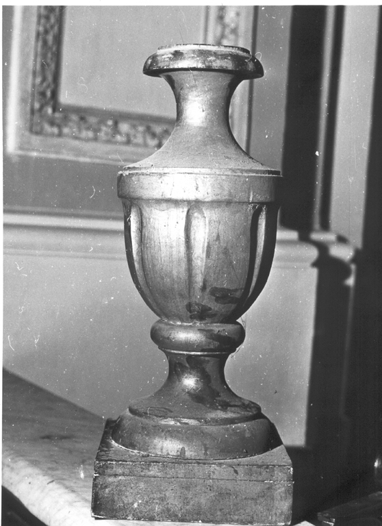 vaso d'altare con composizione floreale - ambito laziale (sec. XVIII)