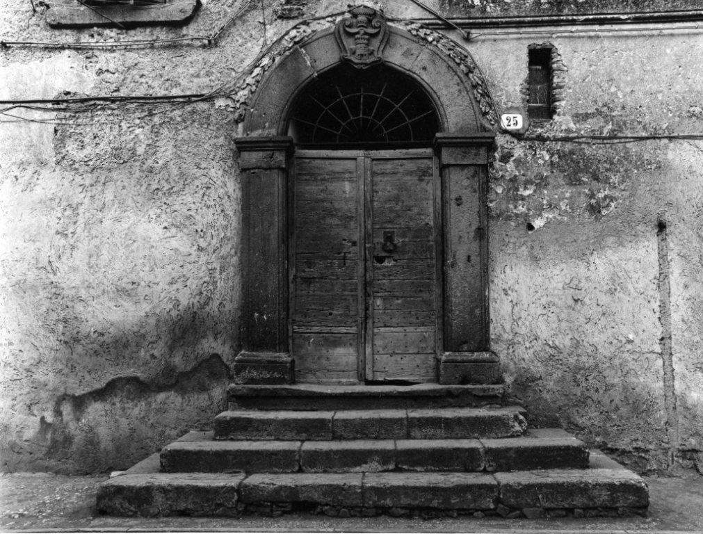 portale - ad arco - bottega Italia centrale (sec. XVII)