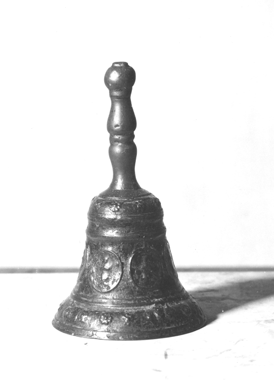 figure femminili; motivi decorativi floreali (campanello d'altare) - bottega laziale (sec. XVII)