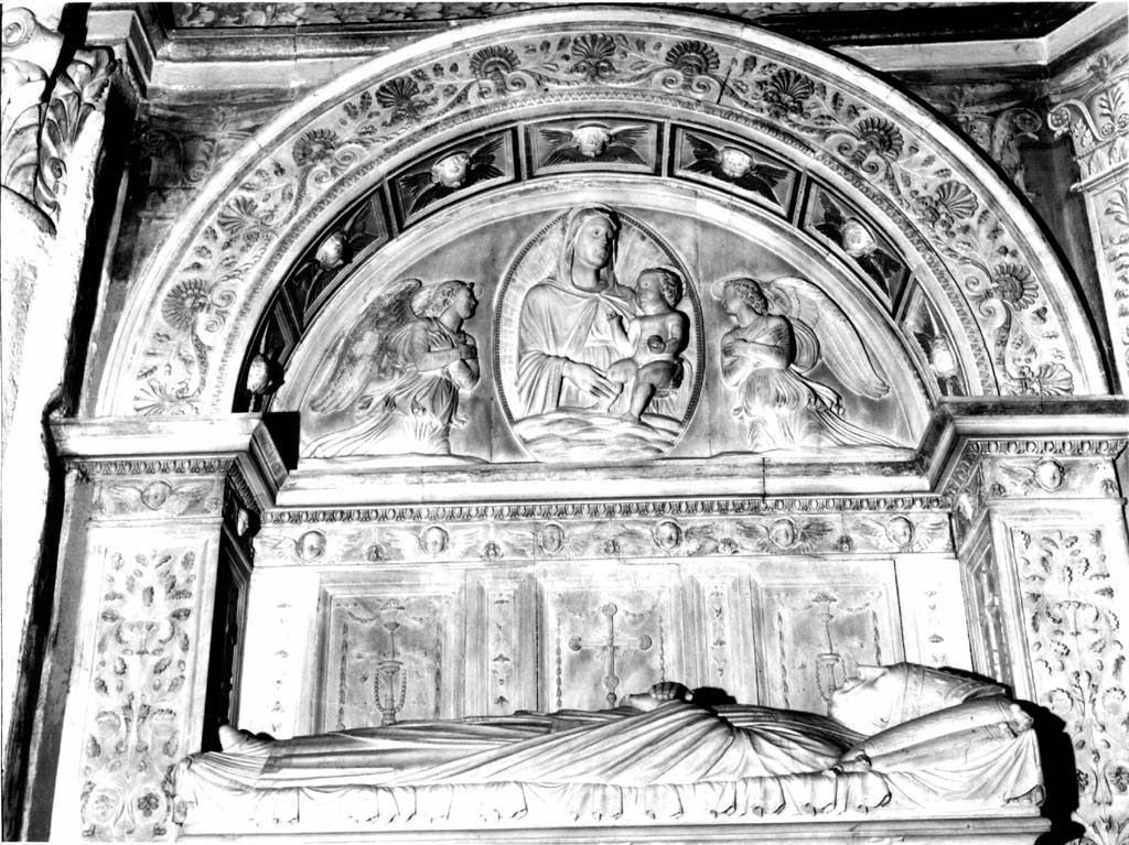 Madonna con Bambino entro clipeo tra angeli (rilievo) di Bregno Andrea (bottega) (secc. XV/ XVI)
