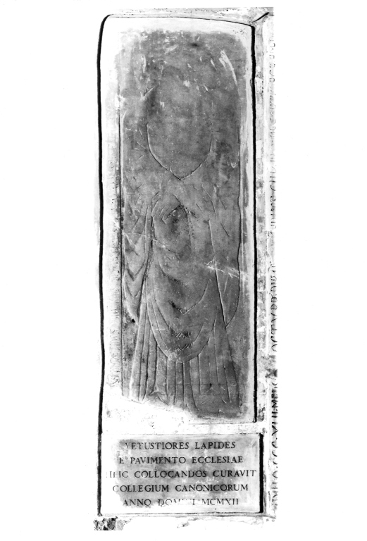 lapide tombale - ambito romano (sec. XV, sec. XX)
