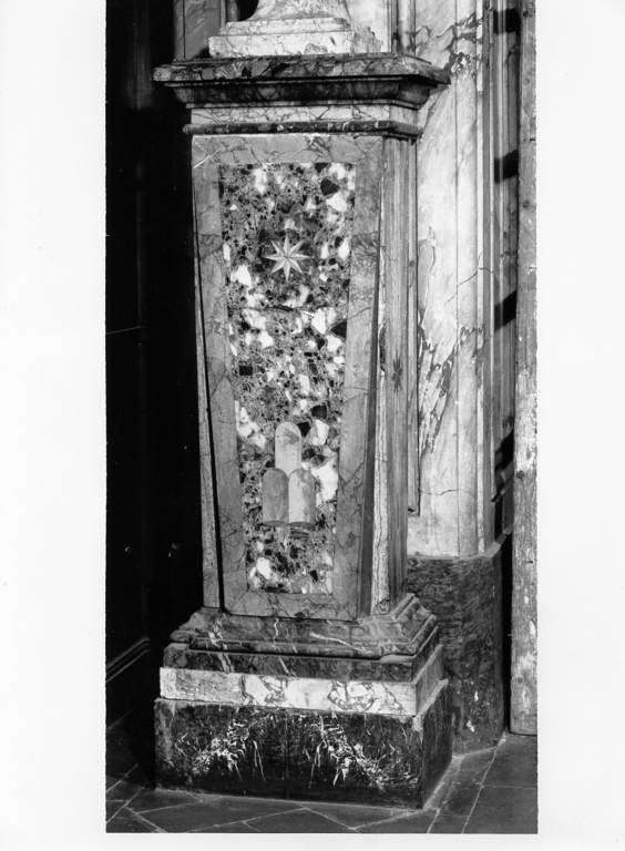 base di scultura, elemento d'insieme - ambito romano (prima metà sec. XVIII)