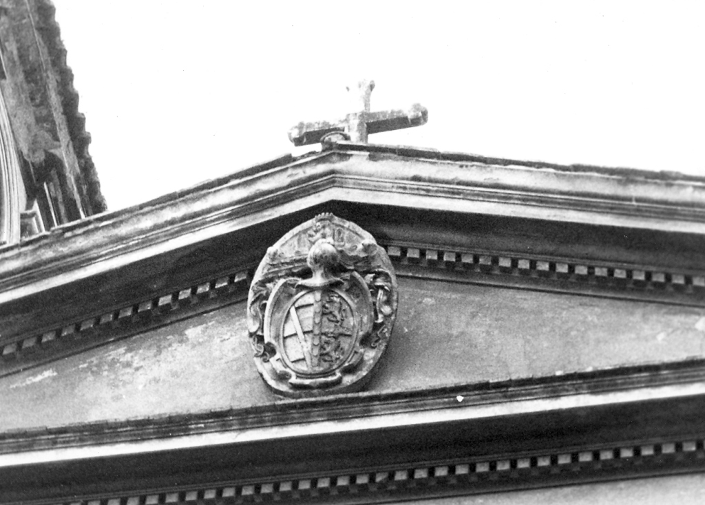 scudo con stemma Massimo sormontato da cimiero (rilievo) - ambito laziale (sec. XVI)