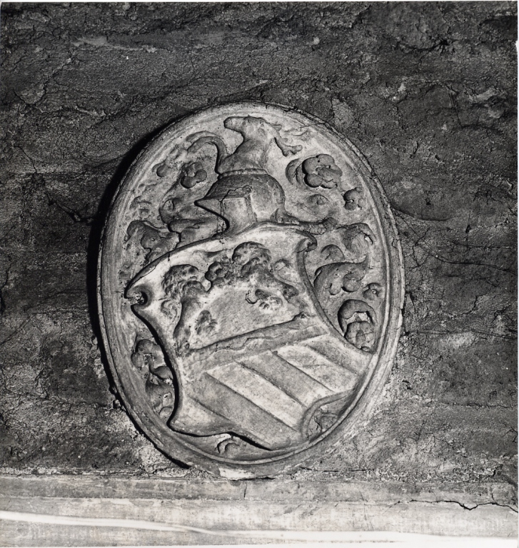 stemma Savelli (decorazione plastica) - bottega Italia centrale (sec. XVI)