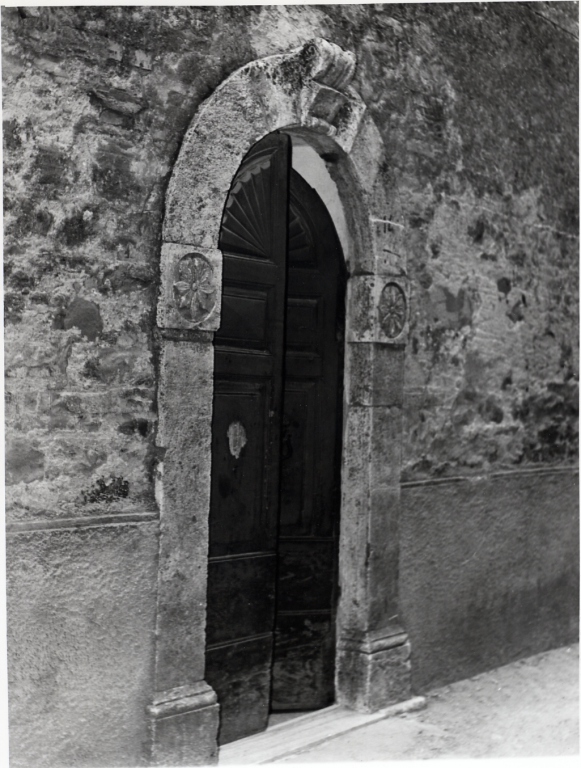 portale - ad arco - bottega Italia centrale (terzo quarto sec. XIX)