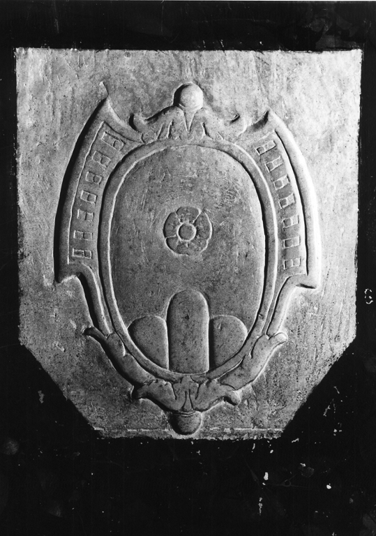 stemma di Persiano Giuliani (rilievo) - ambito laziale (sec. XVII)