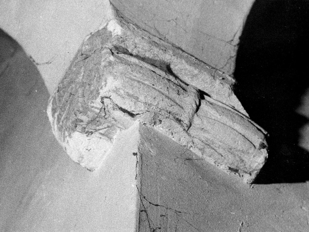 capitello - a gruccia, frammento - ambito umbro-laziale (secc. X/ XI)