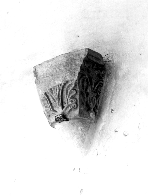 capitello - a gruccia, frammento - ambito umbro-laziale (sec. XI)