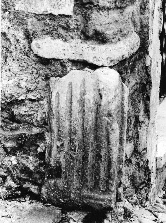 lesena angolare, frammento - ambito romano (sec. I, sec. III)