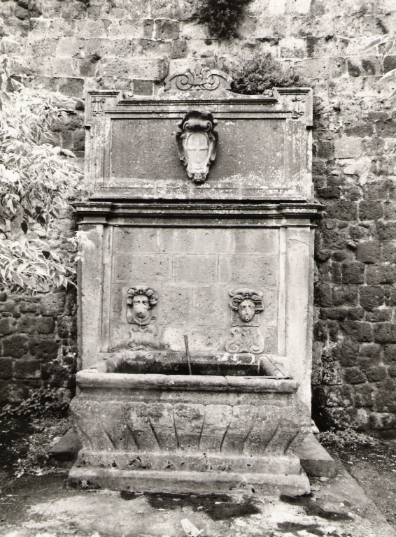 testa di donna (fontana - a muro) - ambito laziale (sec. XVIII)