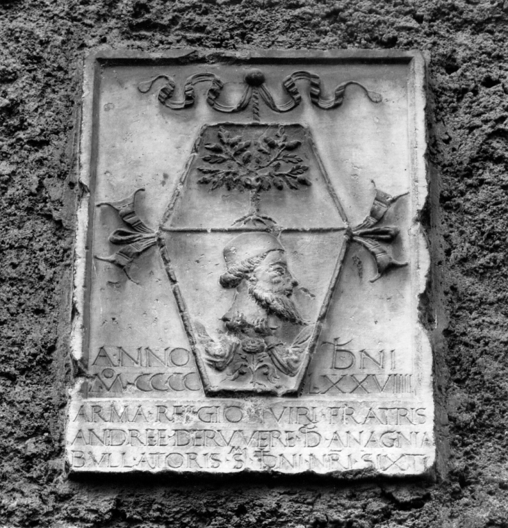 stemma gentilizio (rilievo) - ambito laziale (sec. XV)