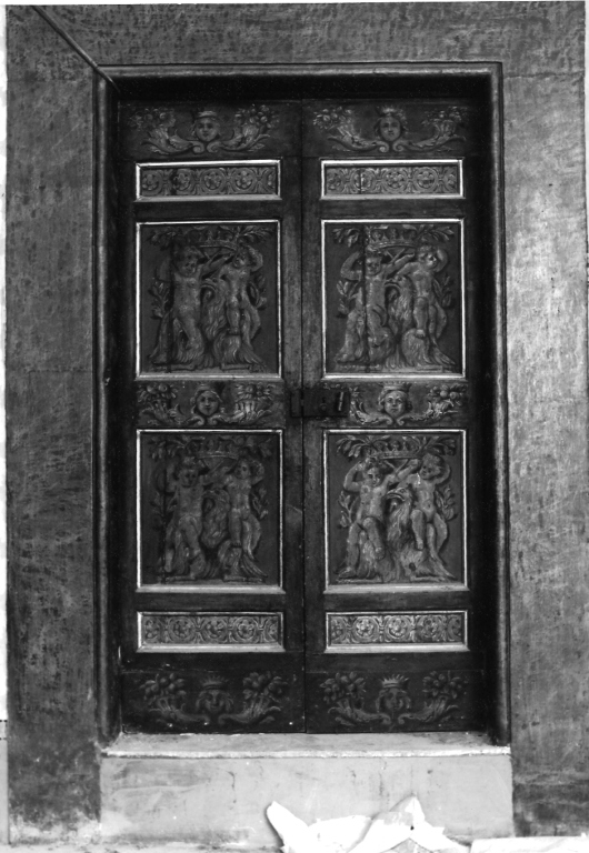 putti reggicorona (porta - a due battenti) - ambito laziale (seconda metà sec. XVIII)