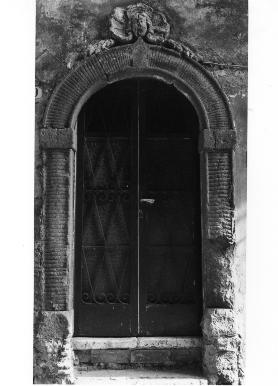 portale - ad arco - ambito romano (sec. XVII)