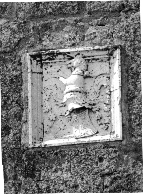stemma gentilizio della famiglia Farnese (rilievo) - ambito laziale (prima metà sec. XVI)