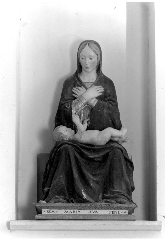 S. Maria leva pene, Madonna in adorazione di Gesù Bambino (scultura) di Carlo dell'Aquila (sec. XV)