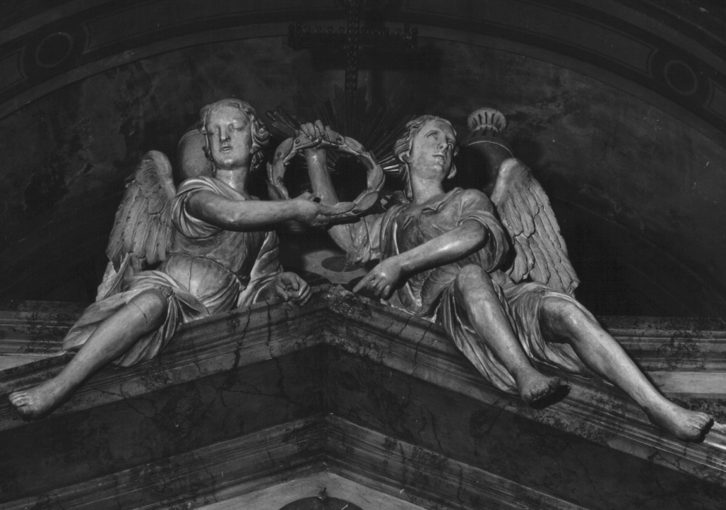 angeli con corona e simboli del martirio (gruppo scultoreo, serie) - ambito francese (inizio sec. XIX)