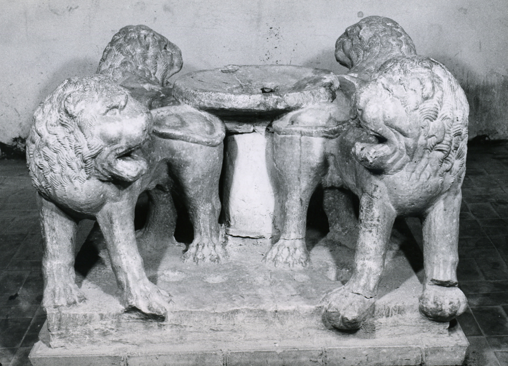 leoni stilofori (gruppo scultoreo) - ambito campano (sec. XIII)