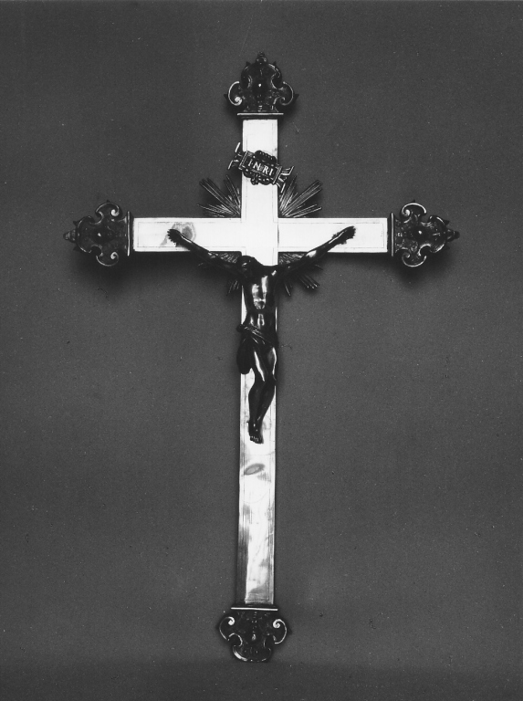 Cristo crocifisso (croce d'altare) di Colleoni Bartolomeo (sec. XVII)