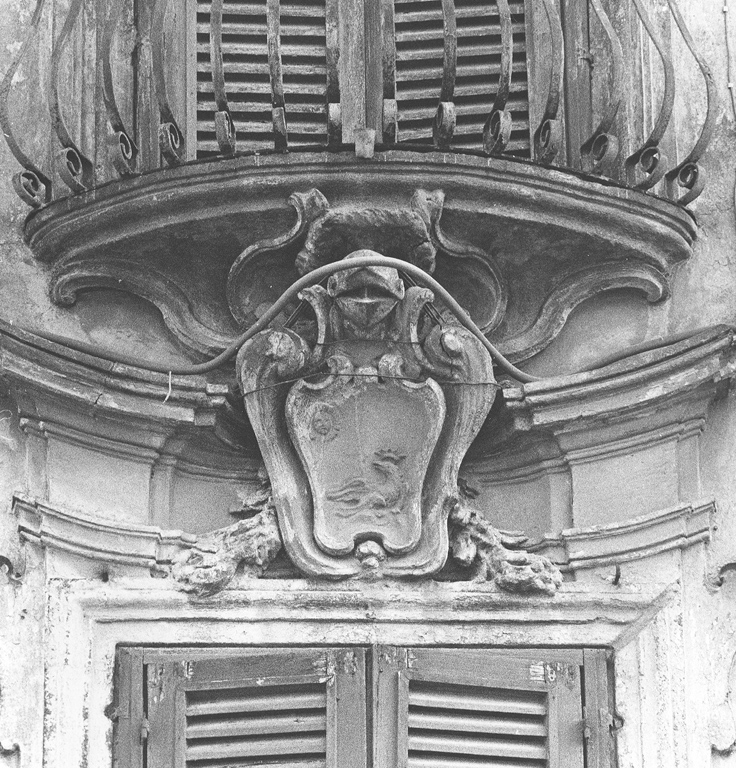 stemma gentilizio (scultura) - ambito Italia centrale (sec. XVIII)