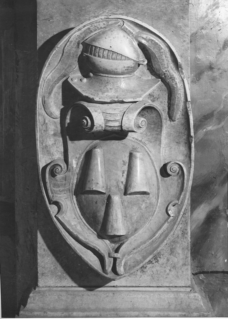 stemma gentilizio con cimiero (scultura) - ambito laziale (fine/inizio secc. XVI/ XVII)