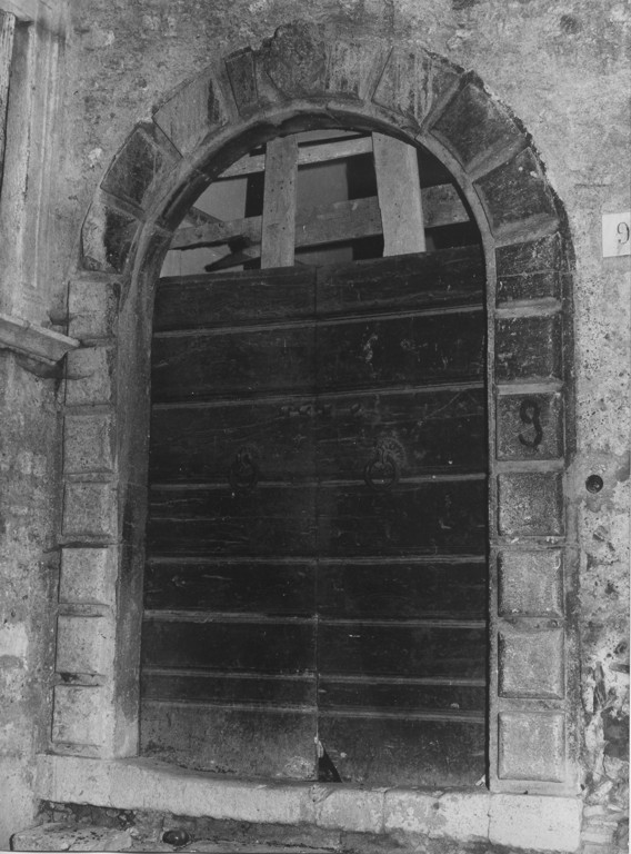 portale - ad arco, opera isolata - ambito laziale (sec. XV)