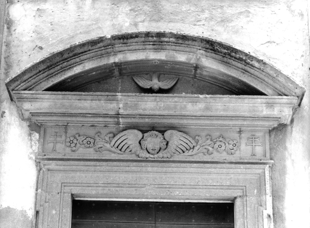 cherubino con festone vegetale, colomba dello Spirito Santo ed emblemi (mostra di portale) - ambito viterbese (sec. XVII)