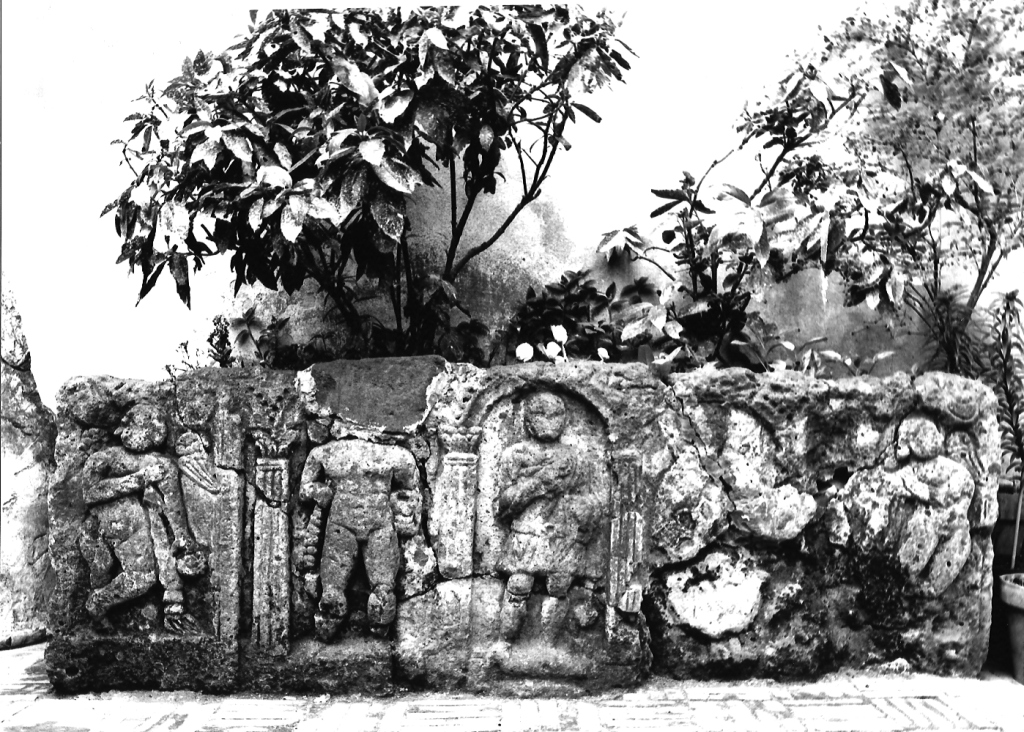 genietti funerari e defunto in abito militare (sarcofago - a cassa) - ambito romano (seconda metà sec. III)
