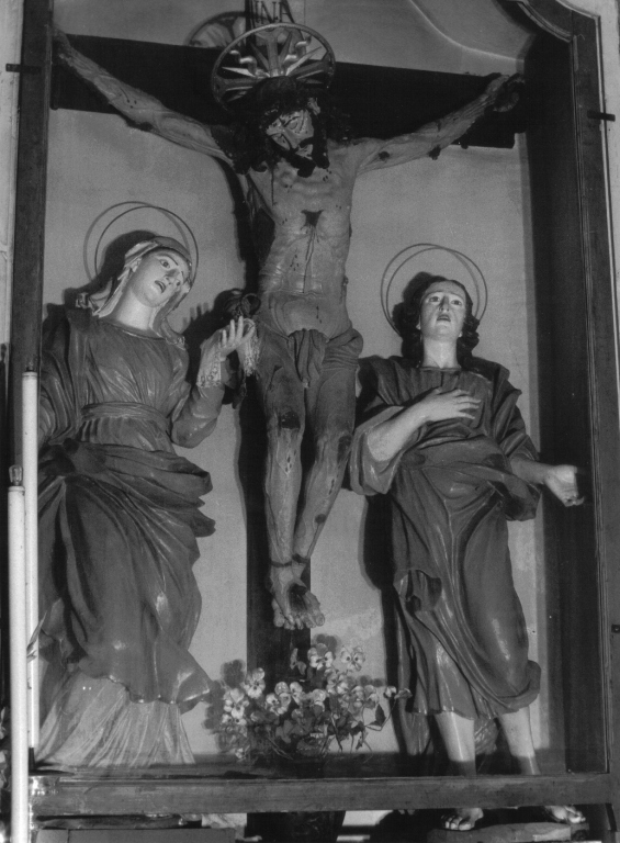 crocifissione di Cristo con la Madonna e San Giovanni Evangelista (gruppo scultoreo) - ambito laziale (seconda metà, fine/inizio sec. XVII, secc. XVIII/ XIX)