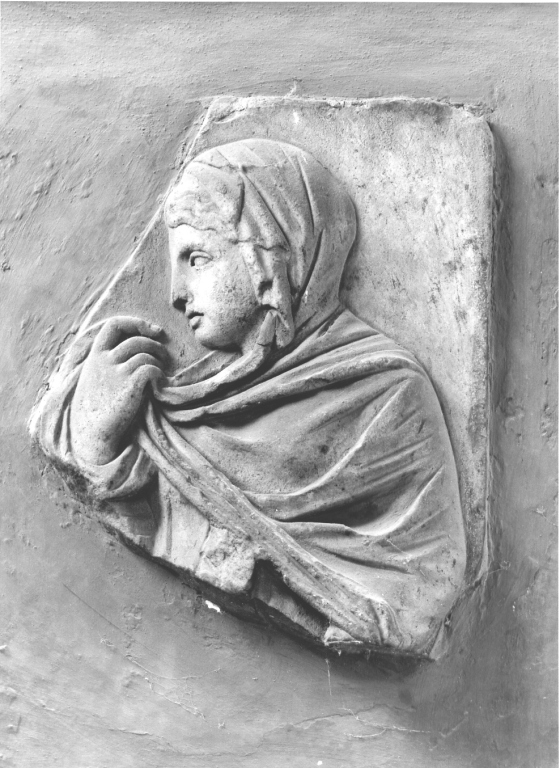 figura femminile panneggiata (sarcofago, frammento) - ambito romano (secc. II/ III)
