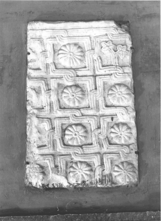 motivi decorativi geometrici e vegetali (rilievo, frammento) - ambito romano (secc. VIII/ IX)